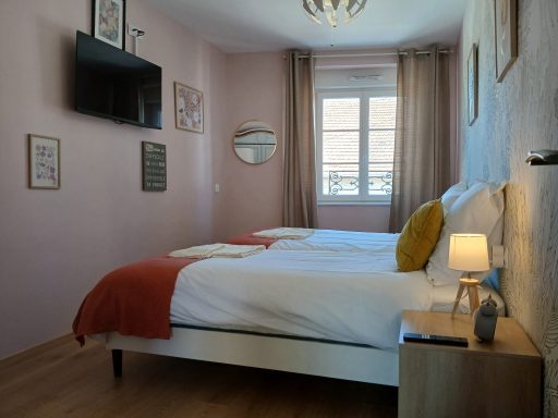deuxième chambre ici présentée avec deux lits simples